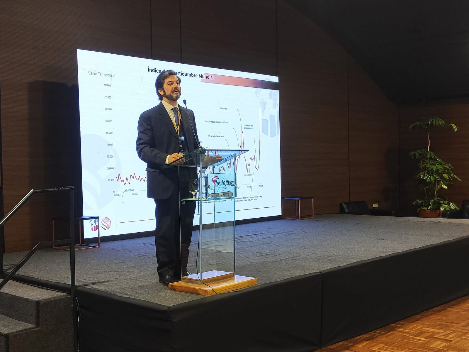 Fernando Marengo lidera diálogo sobre desafíos regionales en el evento “Momentum” en Santa Cruz